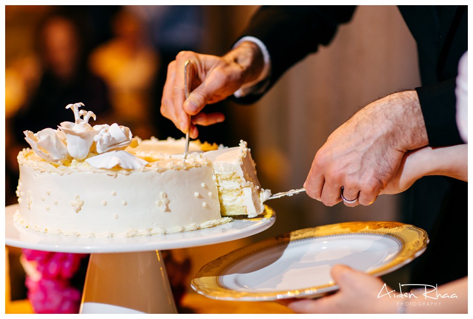 bride groom cake cutting